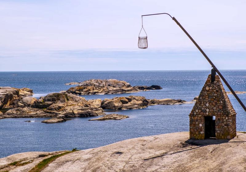 Kamenný domček, more a sklané ostrovčeky. Nórsko. Foto: unsplash.com