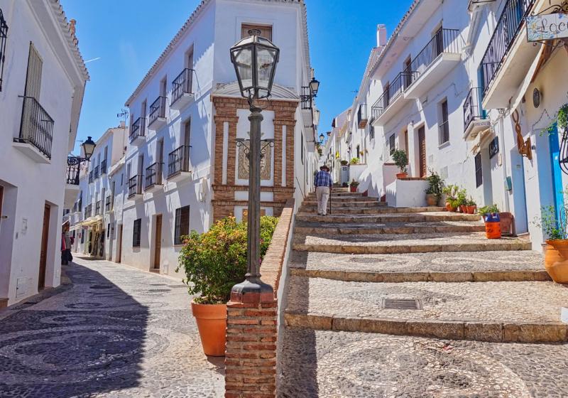 Dláždené ulice a biele domy