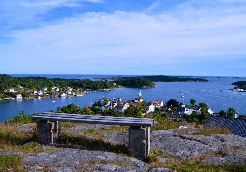 Lavička a výhľad na mesto Grimstad a more. Nórsko. Foto: unsplash.com