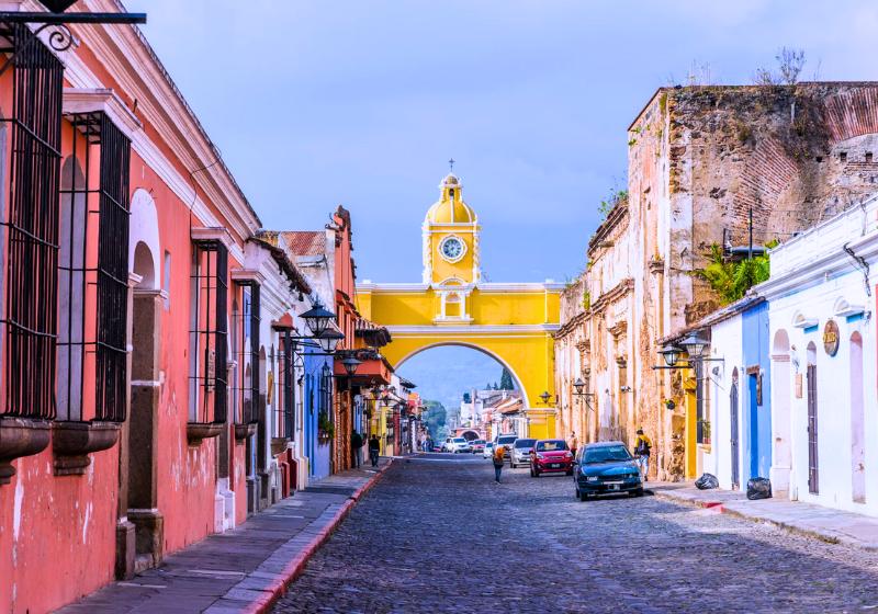 Farebné domy v Guatemale a dláždená cesta. Guatemala. Foto: unsplash.com