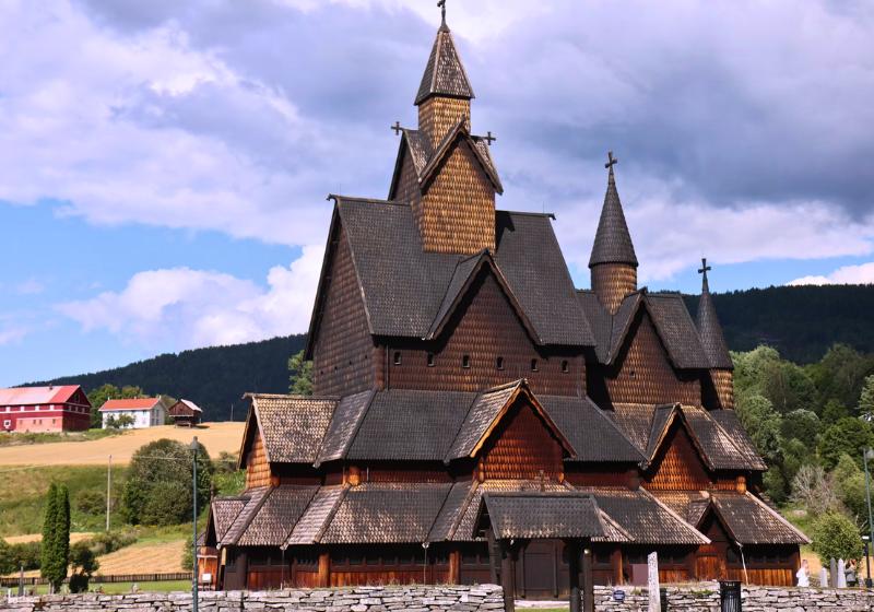 Drevený kostol s vežami v Heddal. Nórsko. Foto: unsplash.com