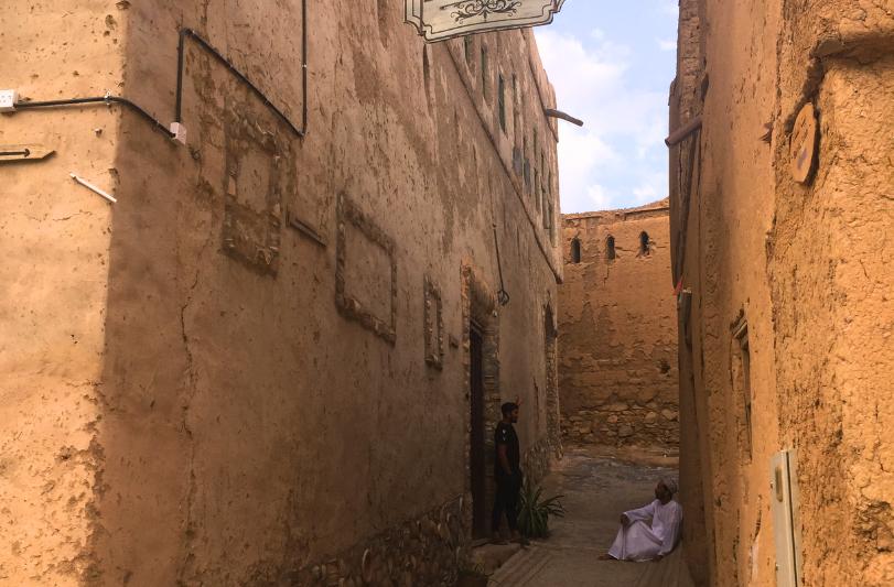 Dedina Al Hamra s domami z nepálených tehál a dvaja domáci, Omán