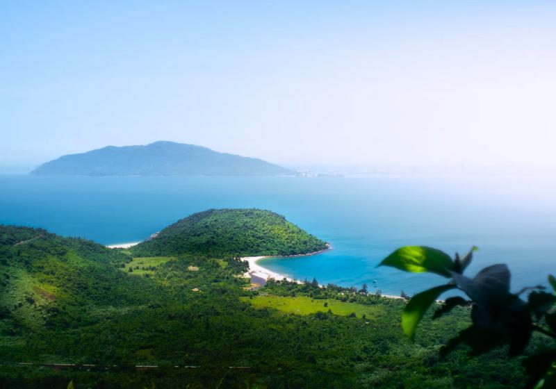 Výhľad na pobrežie a zelnené kopce z priesmyku Hi Van vo Vietname.