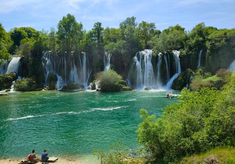 Vodopády Kravica a smaragdové jazero. Foto: unsplash.com