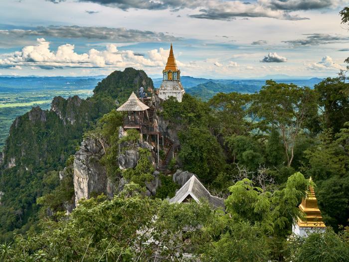 Provincia Lampang so zelenými kopcami a chrámami. Thajsko. Foto: unspalsh.com
