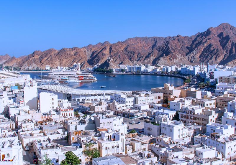 Nábrežie v Muscate, prístav, lode a pohorie. Omán. Foto: adobe.com