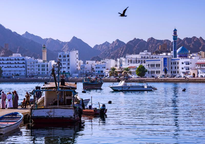 Prístav a nábrežie s trhom Muttrah. Muscat. Foto: adobe.com