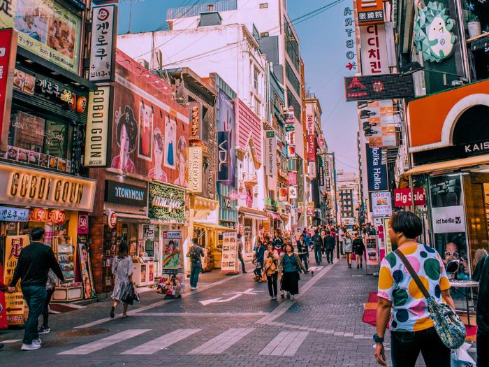 Nákupná ulica, obchody a chodci. Južná Kórea. Foto: unsplash.com