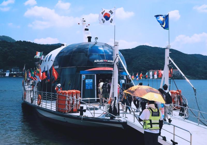Loď a cestujúci na ostrove Nami. Južná Kórea. Foto: unsplash.com
