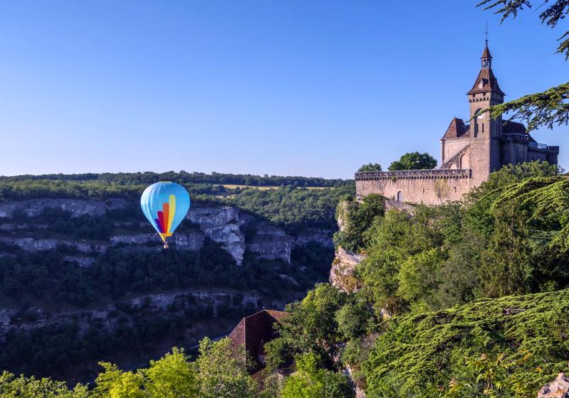 Balón, údolie a zámok. Francúzsko. Foto: unsplash.com