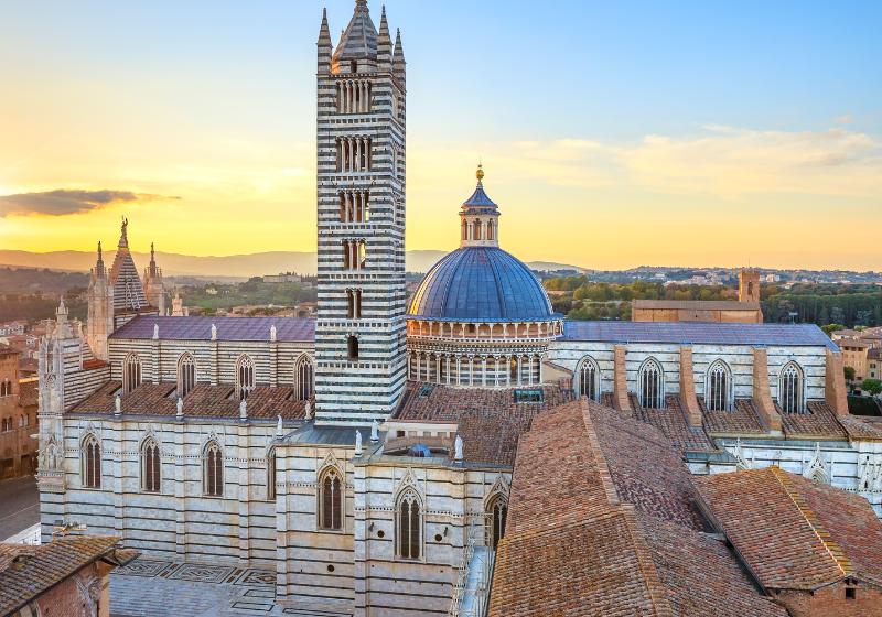 Renesančné toskánske mesto Siena s katedrálou a domami s červenou strechou.