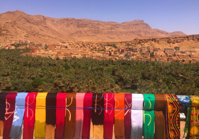 Pohľad na oázu Tinerhir s pakmami a farebnými šatkami, Maroko. Foto: Lucia Kulfasová
