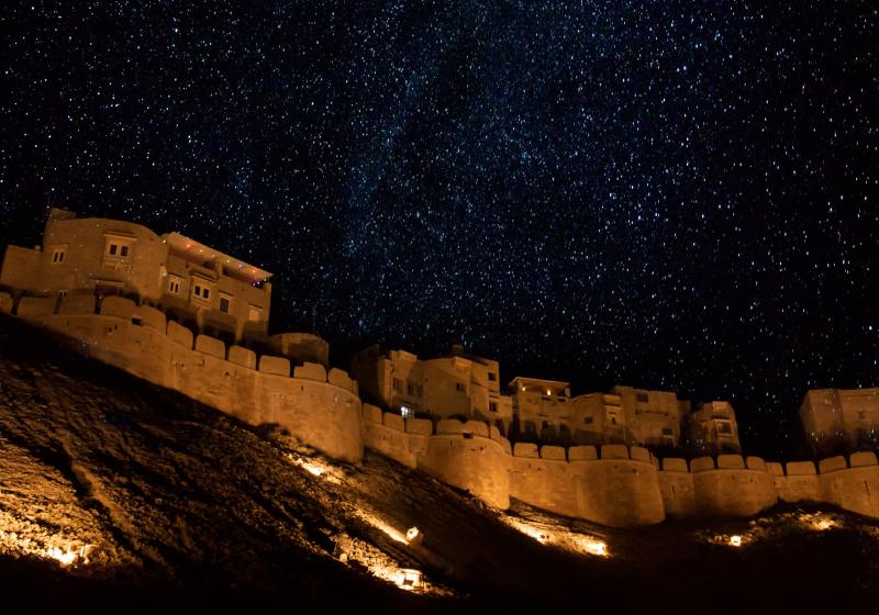 Pevnosť vysvietená počas noci v Jaisalmer, Rajasthan, India