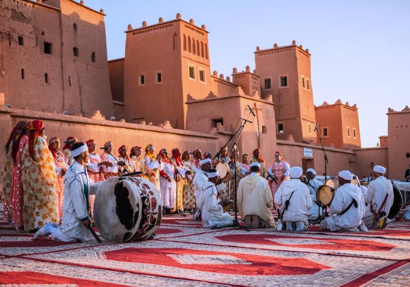 Mesto Ouarzazate a vystúpenie tradičných tancov a spevu.