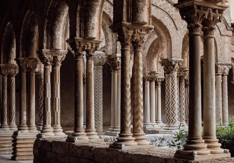 Exteriér a záhrada katedrály Monreale na Sicílii.