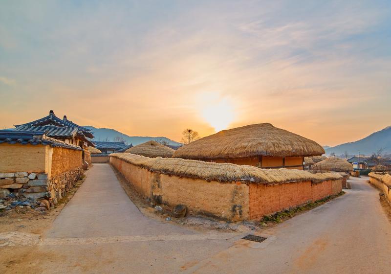 Tradičné domy so slamenou strechou. Južná Kórea. Foto: unsplash.com