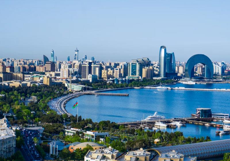 Pobrežie a budovy Baku na polostrove Absheron v Azerbajdžane.