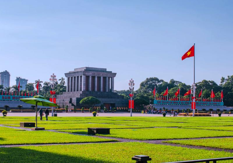 Zelený park a historická budova v štvrti Ba Dinh, Vietnam