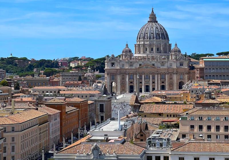 Mesto Rím s historickými budovami a Bazilika sv. Petra, Taliansko. Foto: unsplash.com