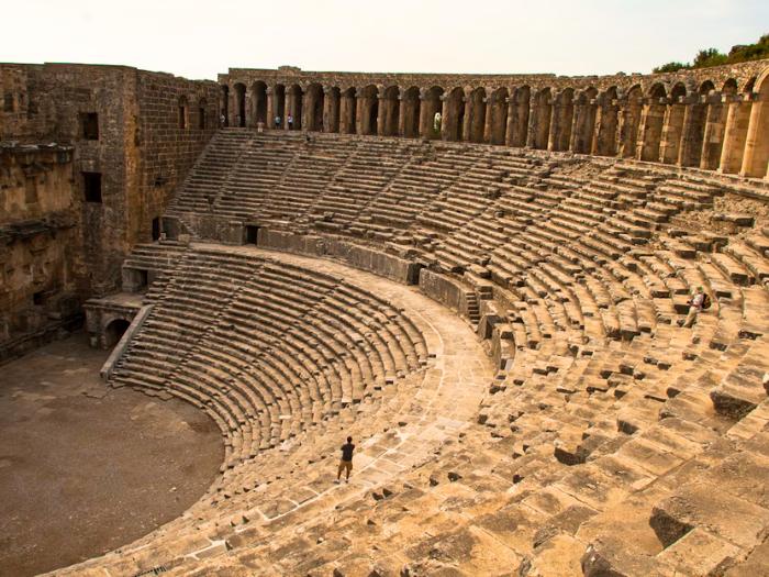 Divadlo Aspendos, Side