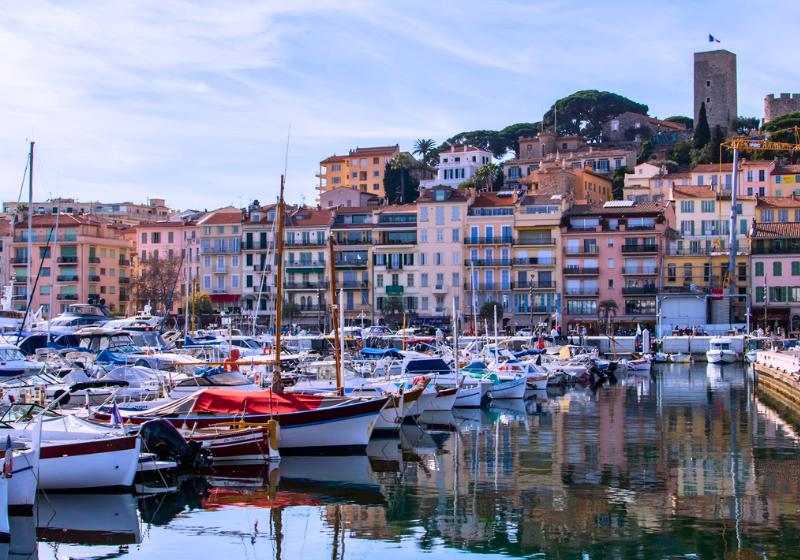 Prístav s loďami a farebnými domami v Cannes, Francúzsko. Foto: unsplash.com