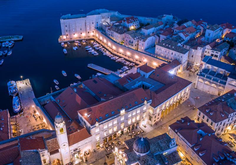 Mestské hradby v Dubrovníku, staré mesto a prístav na Jadrane. Chorvátsko.