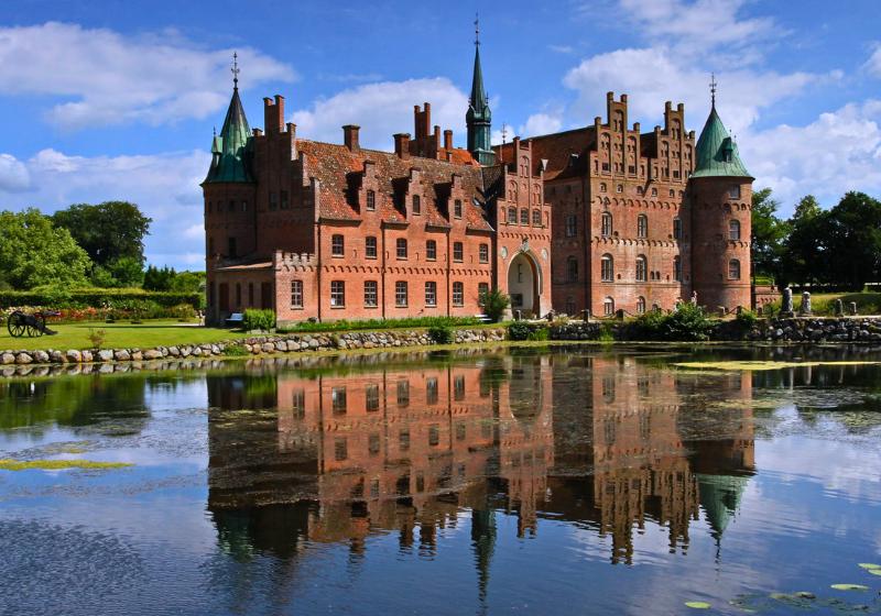 Hrad Egeskov pri jazere počas slnečného dňa. Dánsko. Foto: unsplash.com