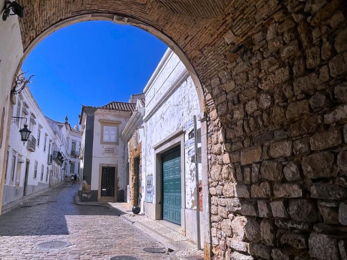 Historická ulica vo Faro. Portugalsko. Foto: Lucia Kulfasová