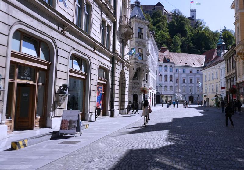 Pešia zóna a Robbova fontána v pozadí, Slovinsko