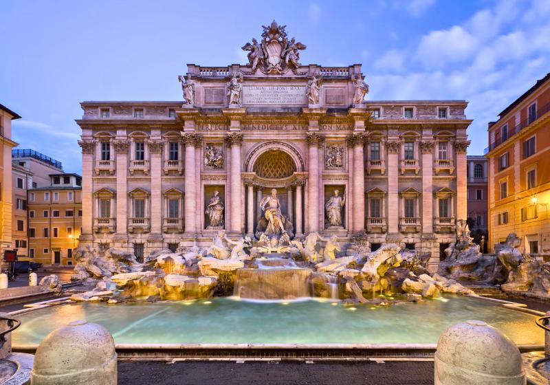 Vysvietená Fontána di Trevi, a bazén. Rím. Taliansko. Foto: unsplash.com