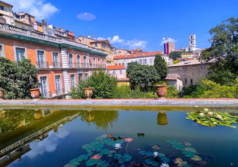 Historické budovy a fontána s leknami v Grasse, Francúzsko. Foto: Lucia Kulfasová