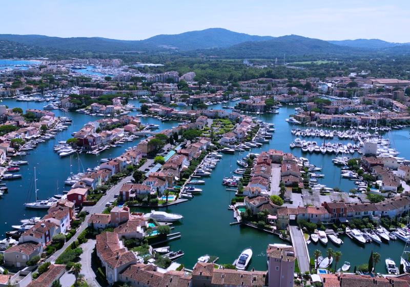 Prístav s domami a loďami v Port Grimaud, Francúzsko. Foto: unsplash.com