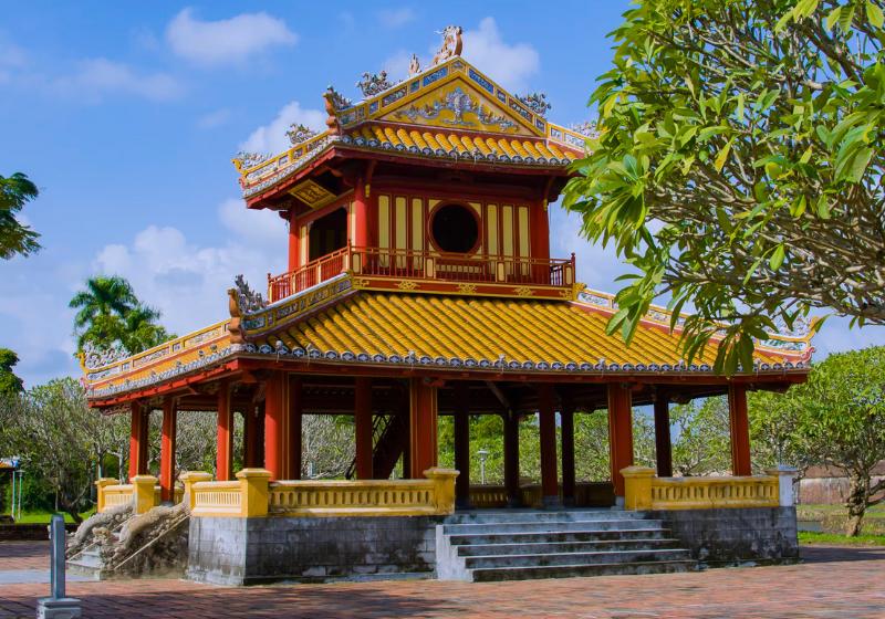 Farebný drevený chrám v meste Huế, Vietnam