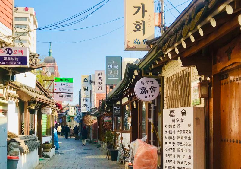 Ulica Insadong plná rôznych remeselných obchodov. Južná Kórea. Foto: unsplash.com