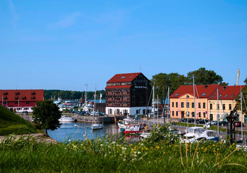 Klaipeda, budovy v prístave a lode. Litva. Foto: unsplash.com
