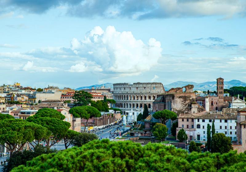 Zelené stromy, ulica a Koloseum, Rím. Taliansko. Foto: unsplash.com