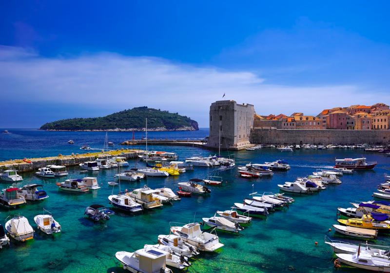 Dubrovnícky prístav a ostrov Lokrum v pozadí, Chorvátsko.