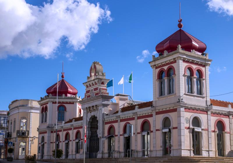 Farebná budova v maourskom štýle. Loulé. Portugalsko.