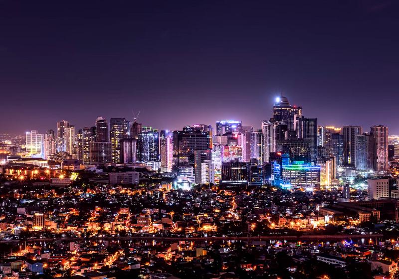 Vysvietené domy a mrakodrapy v Manile. Filipíny. Foto: unsplash.com