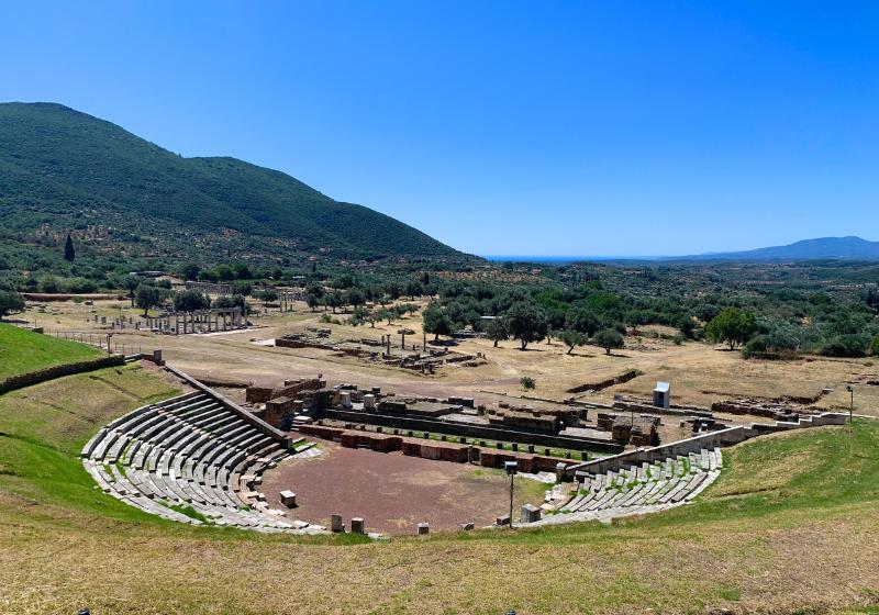 Antické ruiny divadla a chrámov vo svahu Peloponézu.