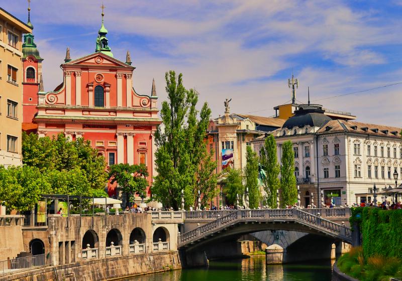 Prešernovo námestie v Ľubľane s historickými budovami. Slovinsko