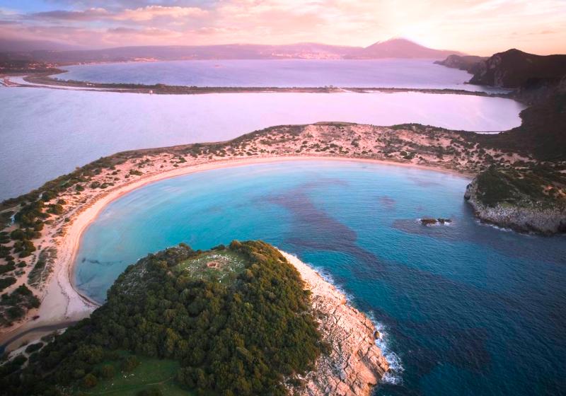 Tyrkysové more a pevnina na juhozápade Grécka.