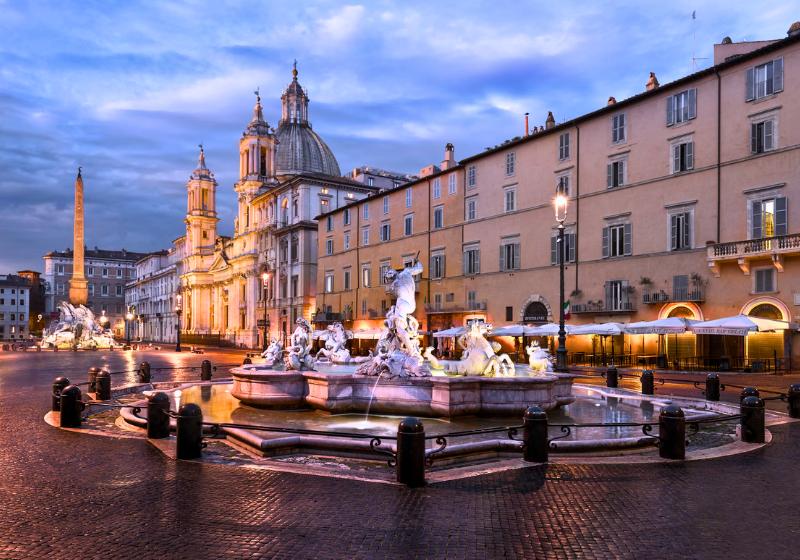 Vysvietené námestie Piazza Navona, fontána a obelisk. Rím. Taliansko. Foto: unsplash.com