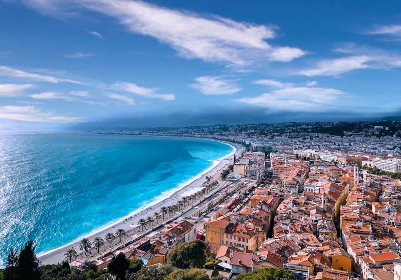 Azúrové pobrežie, pláž a ulice mesta Nice, Francúzsko. Foto: unsplash.com