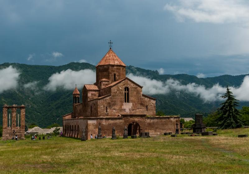 Kostol Odzun a pohľad na hory. Arménsko. Foto: unsplash.com