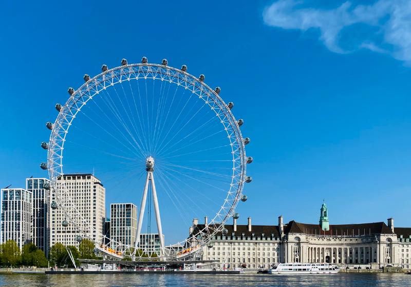 Londýnske oko pri rieke a budovy. Veľká Británia.
