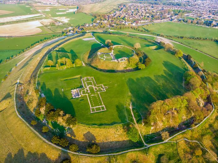 Staré osídlenie Old Sarum na kopci a ruiny hradu a kostola v južnom Anglicku.
