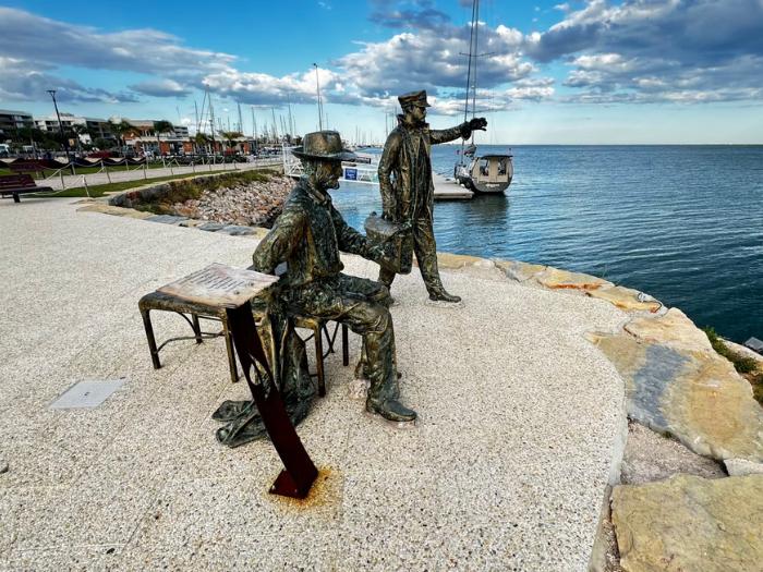 Dve sochy mužov na nábreží v Olhao. Portugalsko. Foto: unsplash.com