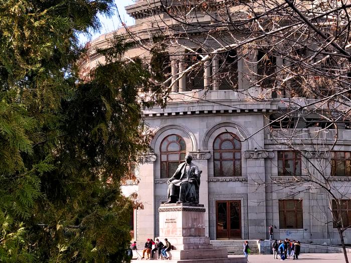 Opera budovy a socha, Yerevan. Arménsko. Foto: unspalsh.com