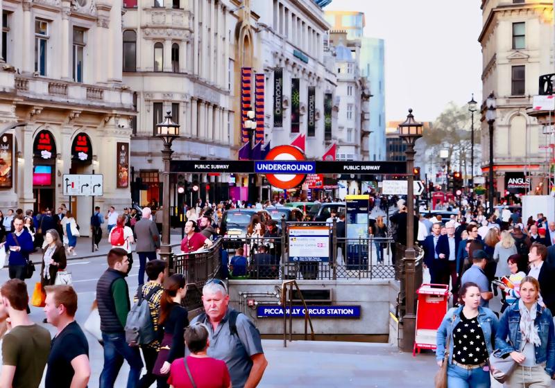 Piccadilly Circus a kráčajúci ľudia, Veľká Británia